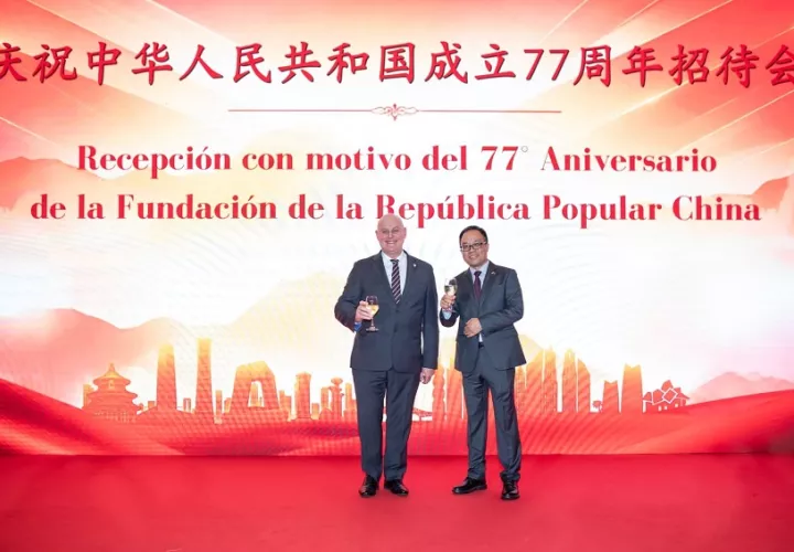 Carlos Guevara Mann, Viceministro de Asuntos Multilaterales y Cooperación, junto al embajador de China. Foto: Cortesía