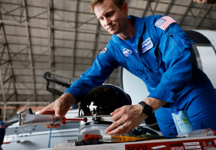 El operador de equipos de sensores en el Centro Espacial Johnson de la NASA, Cary Klemm. EFE