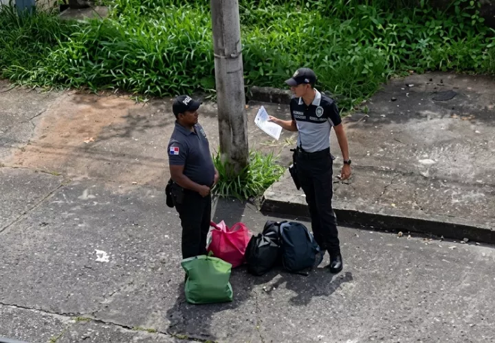 En el interior del equipaje se hallaron dos armas de fuego, 24 celulares, droga y otros artículos prohibidos. Foto. Cortesía