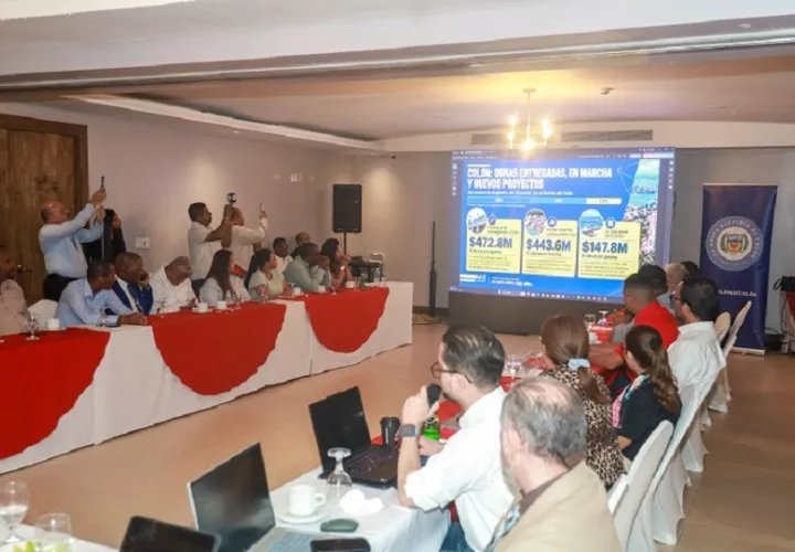 En la reunión se repasaron los riesgos de aplicar la tasa ante la posibilidad de restar competitividad al destino en la planificación de las navieras. Foto. Diómedes Sánchez