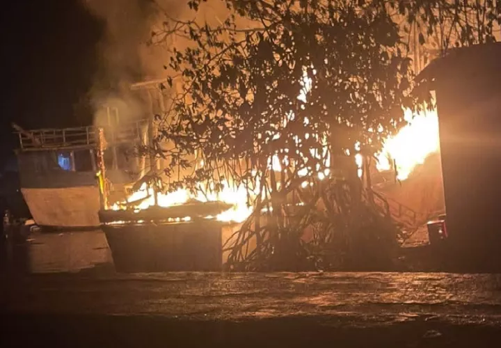 Las autoridades iniciaron las investigaciones para determinar las causas del fuego y esclarecer las circunstancias del suceso.