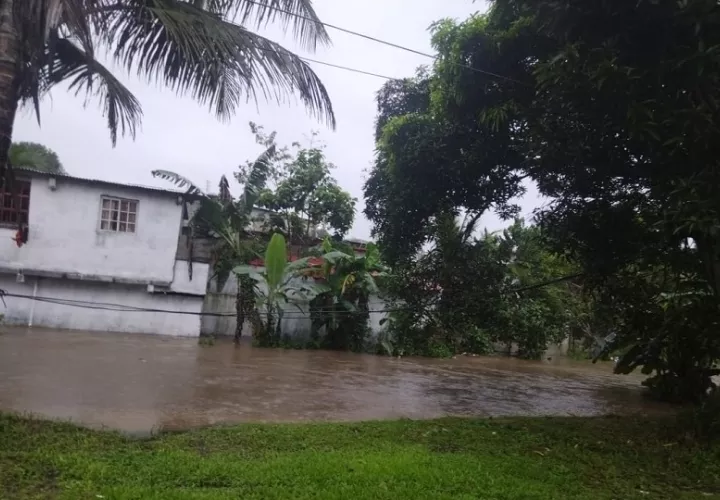 Desde hace varios días la Costa Atlántica ha sido azotada por un fuerte temporal que ha causado inundaciones, caída de árboles y voladuras de techos.