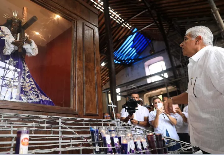 Mulino frente al Cristo Negro de Portobelo. Foto: Presidencia