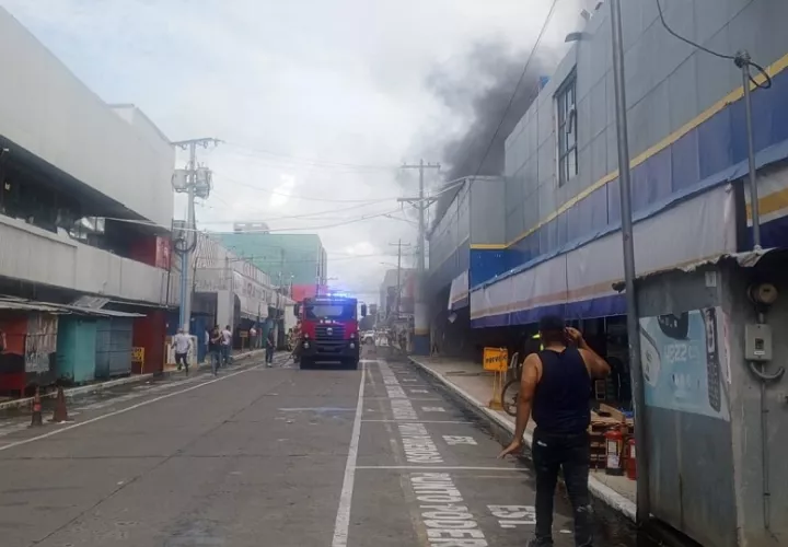 Uno de los mayores obstáculos durante el operativo ha sido la falta de presión en los hidrantes de la zona. Foto. Cuerpo de Bomberos