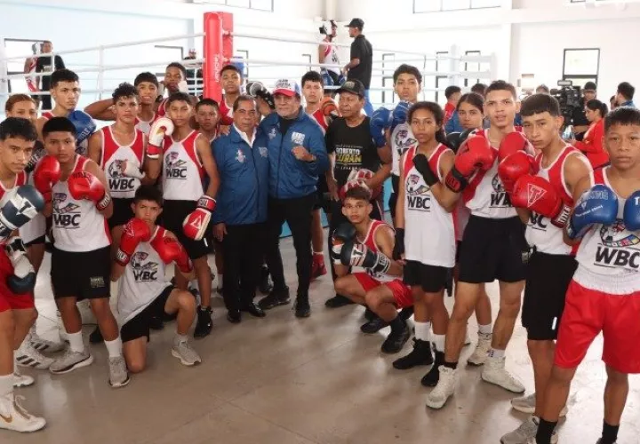 El ministro de Educación, Ventura Vega, y Roberto Durán, junto a los boxeadores panameños que estarán en el torneo 'El Legado'. Foto: Meduca