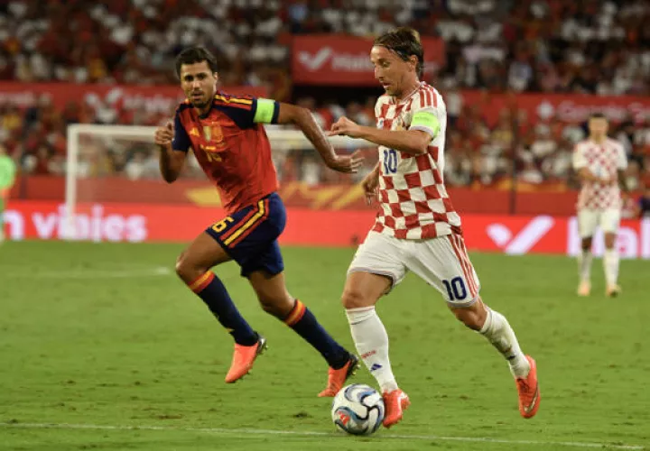 El centrocampista de Croacia, Luka Modric (der.), conduce el balón ante el centrocampista de la selección española, Rodrigo. Foto: EFE