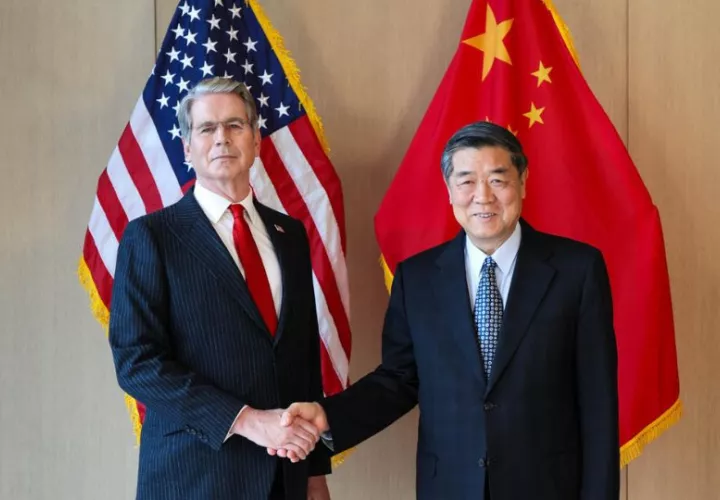 El secretario del Tesoro de Estados Unidos, Scotte Bessent (i), posando junto a su homólogo de China, He Lifeng. Foto: EFE