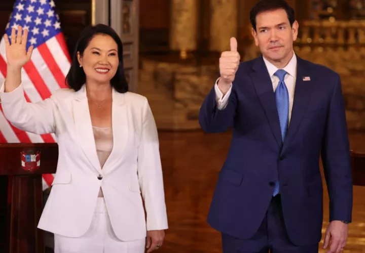 La presidenta de Perú, Keiko Fujimori (i), saluda junto al secretario de Estado de Estados Unidos, Marco Rubio. Foto: EFE