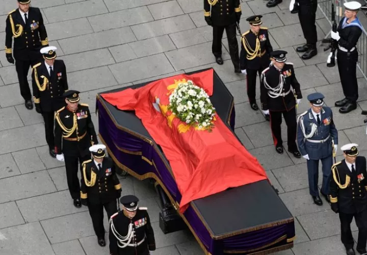 El féretro del rey Harald V de Noruega es trasladado desde el Palacio a la Catedral de Oslo para el funeral, en Oslo, Noruega. Foto: EFE