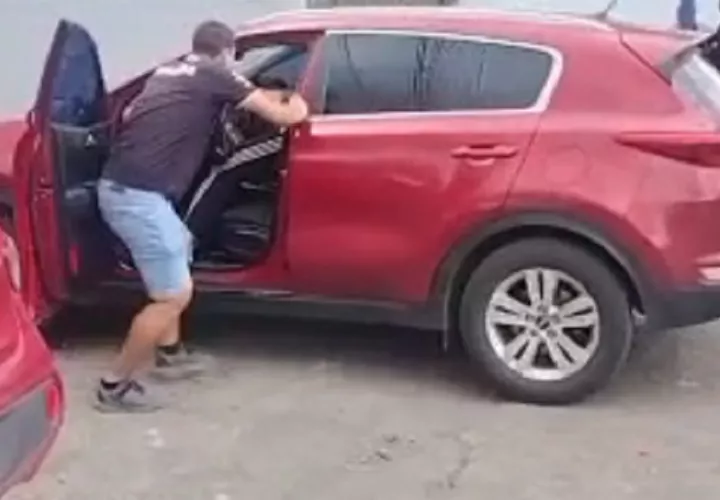 De regreso a la escuela, la mujer enfrentó al docente y lo golpeó con el bate en las piernas y brazos. Al intentar escapar en su vehículo, un hombre intervino, le propinó varios golpes.