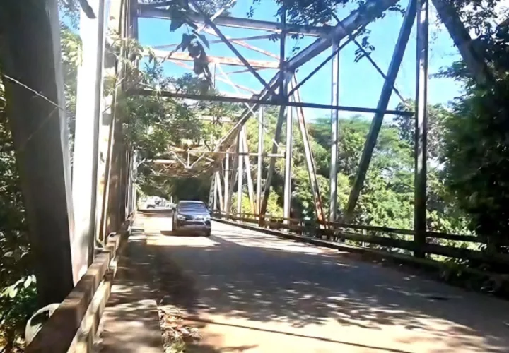 Llevan aproximadamente 50 años esperando la reparación de esta carretera, sin que se haya realizado una intervención que solucione las condiciones de la vía de forma definitiva. Foto. Thays Domínguez