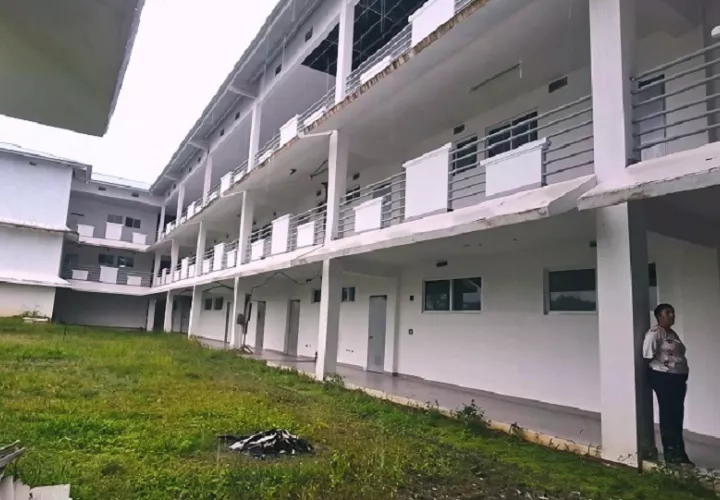 Por ahora, la comunidad educativa continúa a la espera de una solución que permita retomar y concluir una obra que lleva cerca de 11 años en construcción. Foto. Thays Domínguez