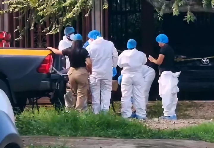 Las autoridades acordonaron el área y comenzaron las labores para levantar evidencias y establecer lo sucedido dentro del inmueble. 