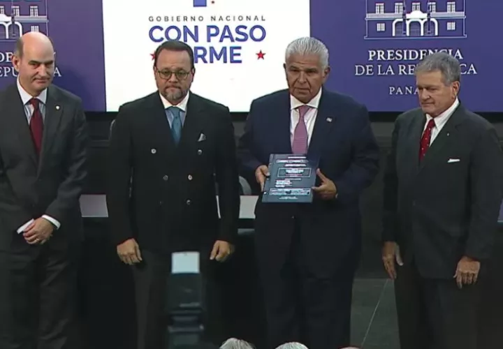 Ministros entregan al presidente, José Raúl Mulino, el informe de la Comisión Interministerial. 