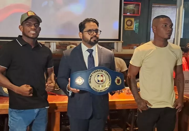 Olando 'Virus' Mosquera (der.)  terminó con el invicto de Jonathan Miniel (izq.) y se llevó el título welter.