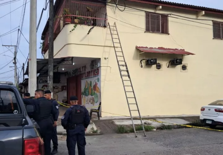 Utilizaron una escalera para ingresar al minisúper. Foto: Diomedes Sánchez