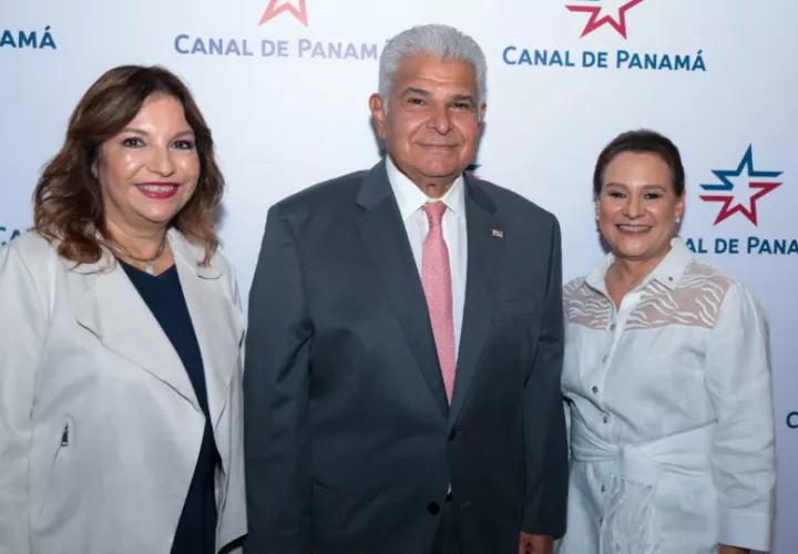 La primera dama, Maricel de Mulino; el presidente, José Raúl Mulino y la administradora del Canal, Ilya Espino de Marotta. Foto: Cortesía 