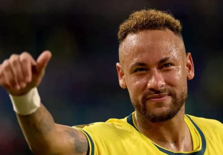 Neymar abandonó entre lágrimas el partido entre Santos y Palmeiras tras sentir molestias en el muslo derecho y cuestionó el estado del césped de Vila Belmiro.