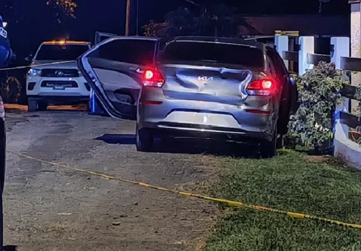 Tras el reporte, la Policía Nacional ubicó el vehículo Kia Rio de color gris, con matrícula EU2030, en el que se trasladaba la víctima al ingresar al poblado de La Mitra.
