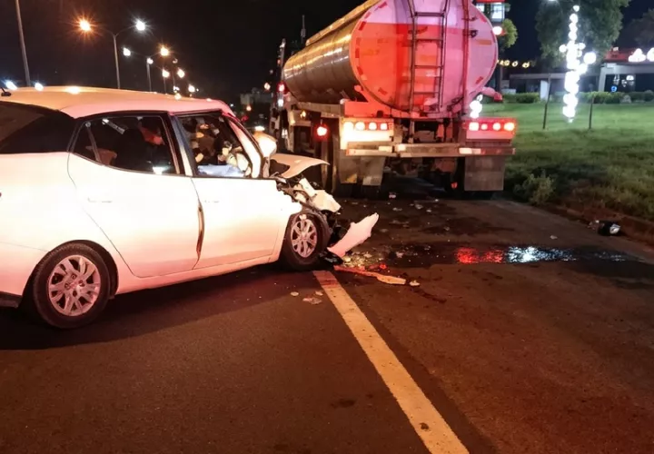 El camión articulado se encontraba estacionado sobre el área de descanso de la vía, próximo a una estación de combustible. Foto. Eric Montenegro