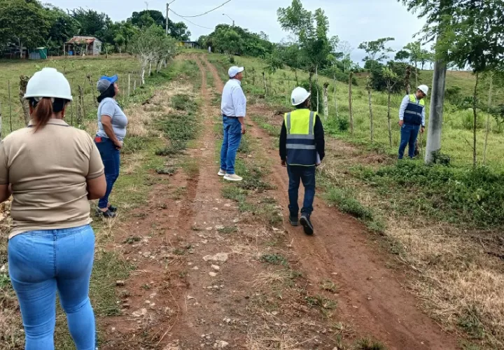 En un intento por rescatar el proyecto, personal de la Dirección de Ingeniería del Municipio de La Chorrera y la Autoridad de los Servicios Públicos inspeccionaron el estado de la red. Foto. Eric Montenegro