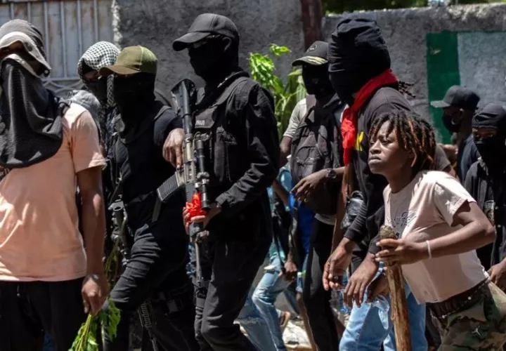 Integrantes de Brigadas de Autodefensa participando durante una protesta en la que exigen a las autoridades medidas para controlar el incremento de la violencia en Puerto Príncipe (Haití). Foto: EFE