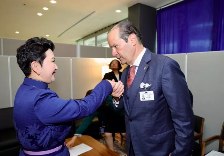 El canciller Javier Martínez Acha  y su homóloga de Mongolia,  Batmunkh Battsetseg. Foto: Cortesía