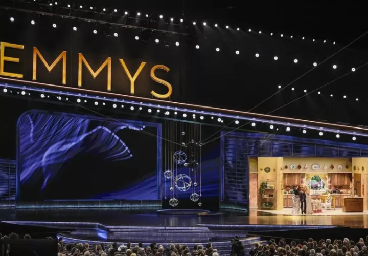 Escenario de los Premios Emmy 2025. Foto: EFE / Allison Dinner