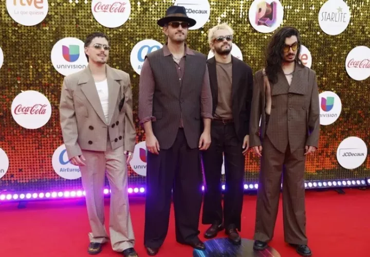 La banda Morat a su llegada a la alfombra roja de la gala de entrega de la vigésimo tercera edición de los Premios Juventud. Foto: EFE / Jorge Zapata