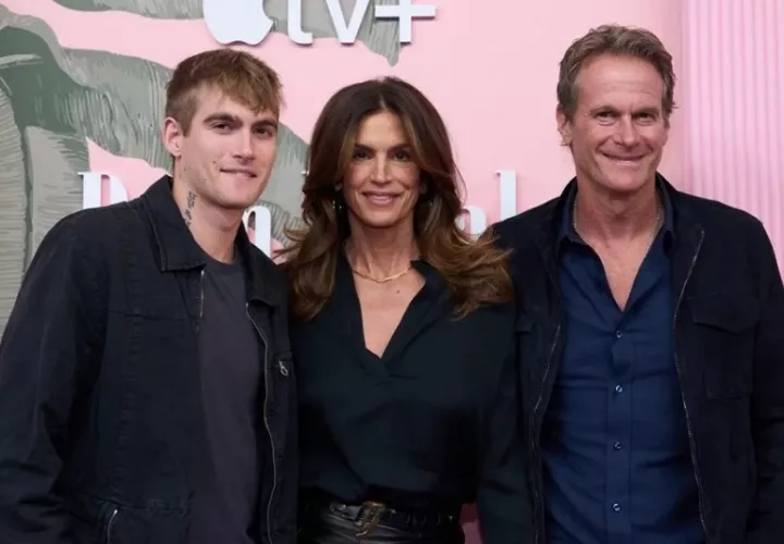 Presley Gerber (i), Cindy Crawford (c) y Rande Gerber (d). Foto: EFE / EPA /Allison Dinner