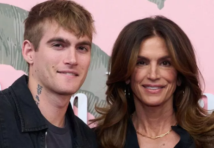 La modelo estadounidense Cindy Crawford (d) junto a su hijo Presley Gerber. Foto: EFE