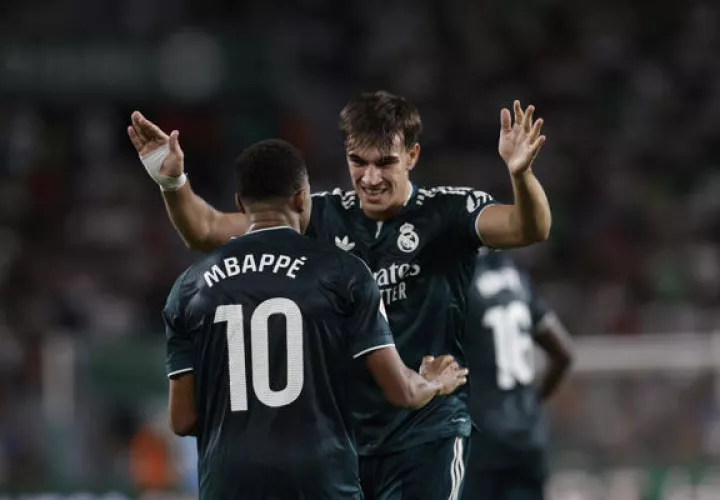 El delantero del Real Madrid Carlos Espí (der.) celebra su gol contra Elche en el estadio Martínez Valero. Foto: EFE