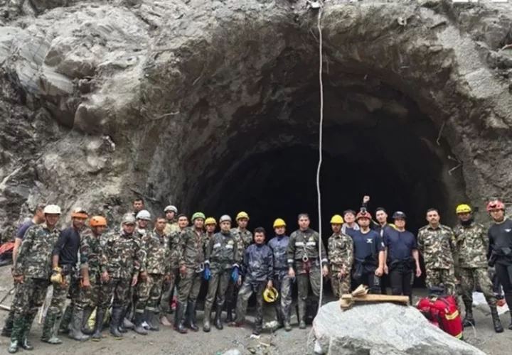 Equipos de rescate en la bajada del túnel del proyecto hidroeléctrico Upper Trishuli 1. Foto: EFE