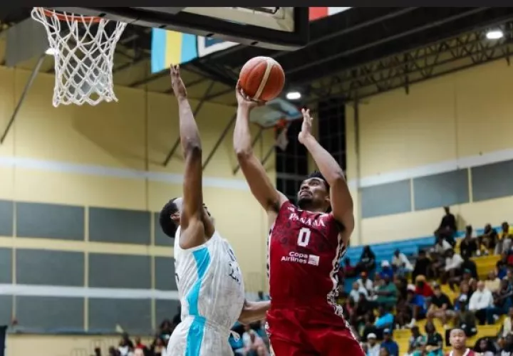 El panameño Ricardo Lindo Jr., anotó una canasta ante Bahamas. Foto: FIBA
