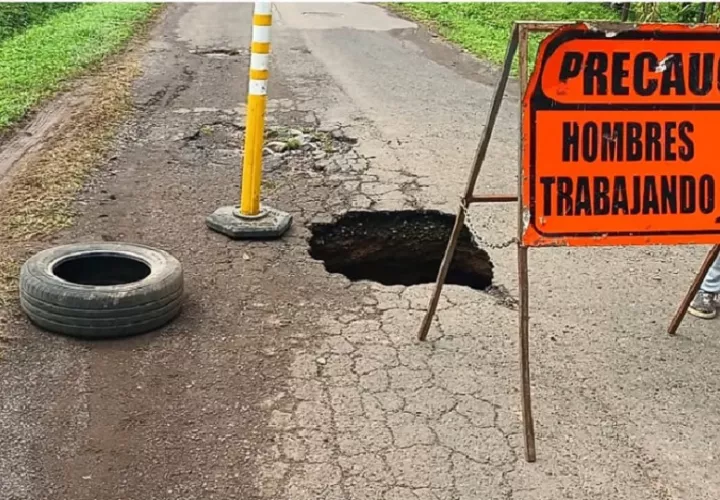 Los afectados reiteran su llamado de precaución a los automovilistas que transitan cerca del peligroso hundimiento de la vía. Foto. Melquíades Vásquez