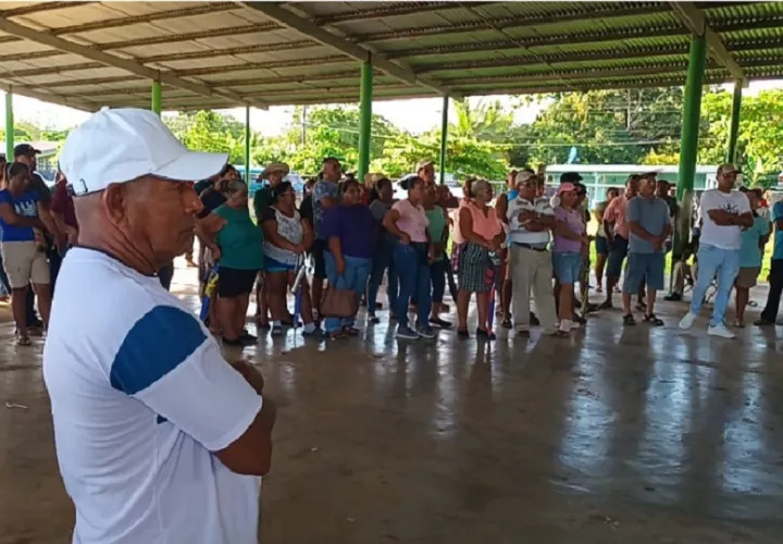 Los miembros de las comunidades advirtieron que si en un mes no hay una solución al deficiente suministro eléctrico, aseguró que las comunidades recurrirán a una medida de mayor presión: el cierre de la vía Interamericana en el cruce de Ocú. Foto. Melquíades Vásquez