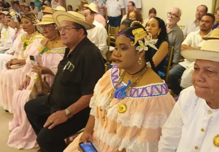 Entre estas piezas sobresalen vestimentas antiguas, muchas de ellas desconocidas para el público, pero que conservan una extraordinaria belleza. Foto. Melquíades Vásquez