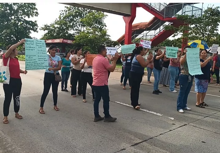 La protesta provocó severas afectaciones al tránsito por la carretera Interamericana, mientras los manifestantes exigían la presencia de la directora regional de Educación, María Pimentel. Foto. Melquíades Vásquez