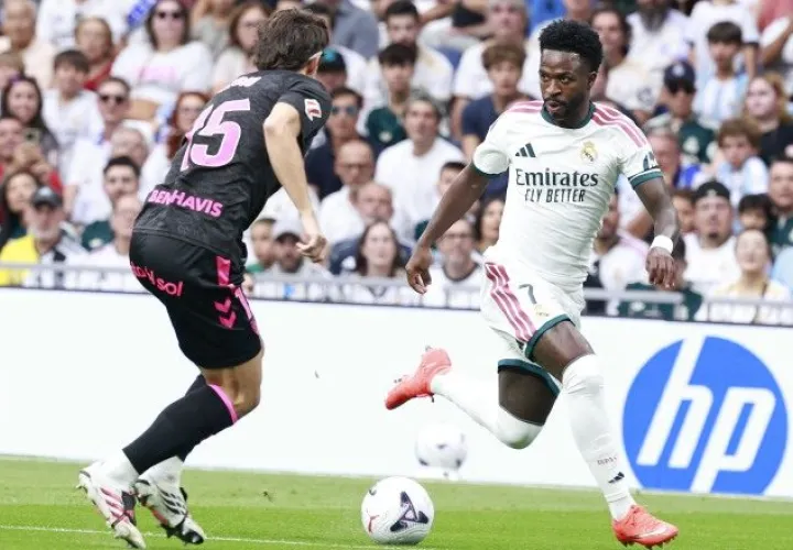 El delantero brasileño del Real Madrid Vinicius Junior (der.). Foto: EFE