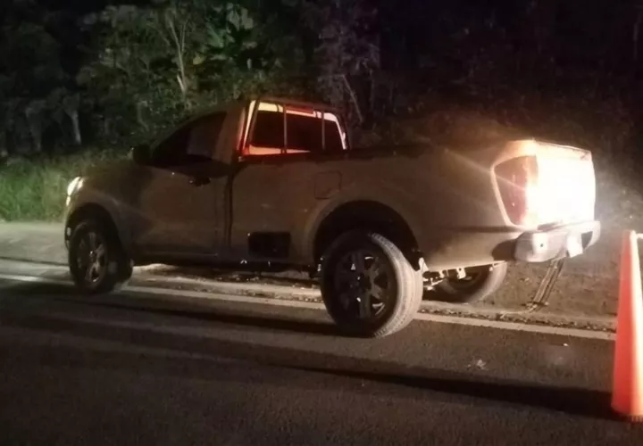 Pickup blanco usado para desplazarse por la deteriorada carretera que conduce a Tambo. 