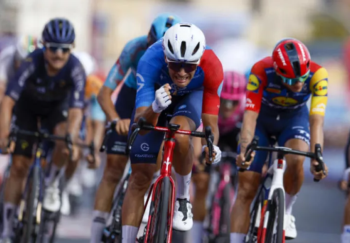  El ciclista francés Sebastien Tronchon (cent.) celebra la victoria en la décima etapa de la Vuelta a España. Foto:EFE
