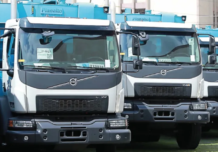 Nueva flota de camiones compactadores para recoger la basura.  Cortesía