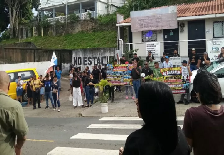 El grupo de manifestantes intentó ingresar al salón de sesiones del Concejo Municipal de Arraiján; no obstante, miembros de la Policía Municipal se lo impidieron. Foto. Eric Montenegro