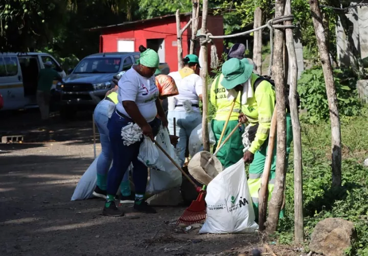 Jornada de limpieza que desarrolló el personal de aseo en la comunidad de Kuna Nega, en el corregimiento de Ancón. Foto: Cortesía