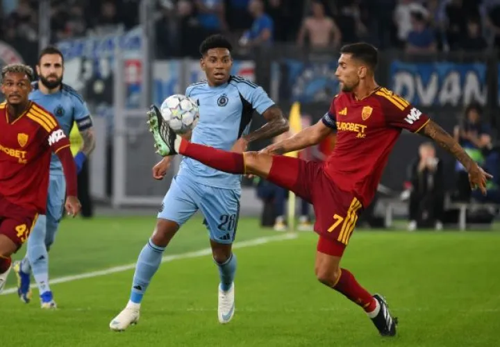 César Blackman, del Slovan, y Lorenzo Pellegrini, de la Roma. Foto: EFE