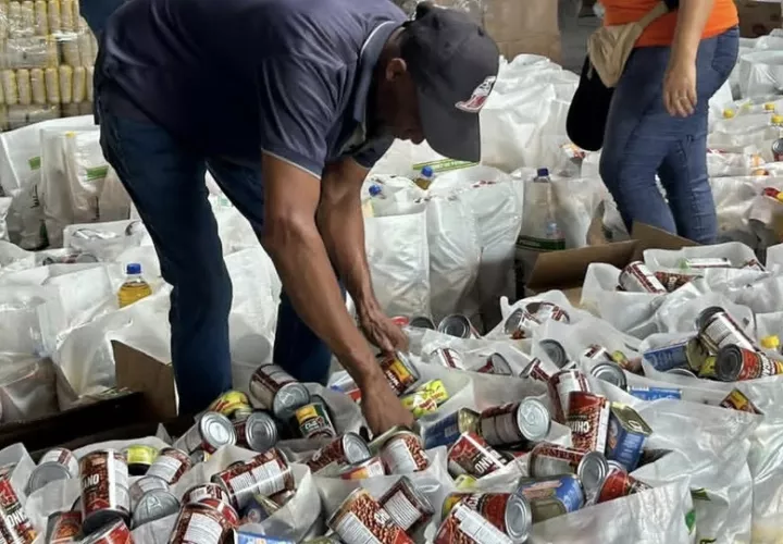 Diversas instituciones ayudan para que las bolsas lleguen a los afectados. Foto: Cortesía 