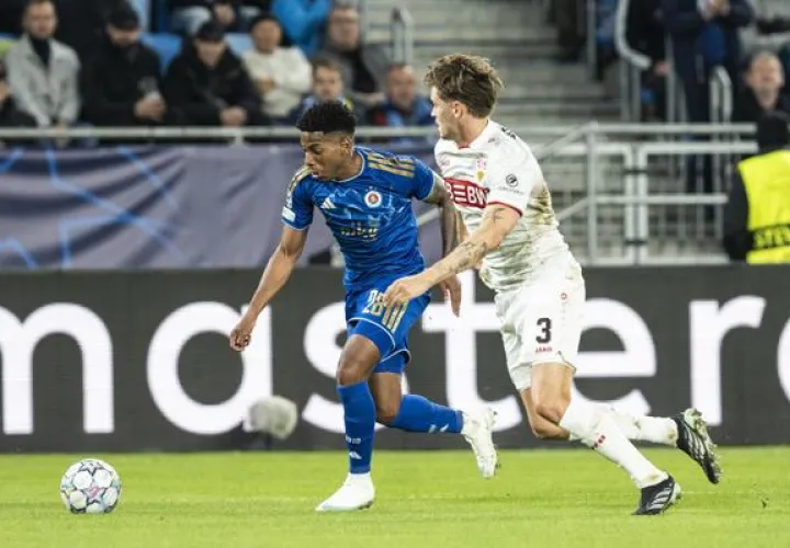 El panameño César Backman (izq.) y Ramon Hendriks del Stuttgart. Foto: EFE