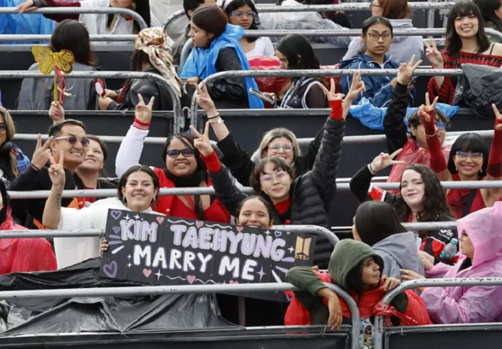 Personas posan este viernes, previo al concierto de la banda surcoreana BTS, en Bogotá (Colombia).  Foto: EFE