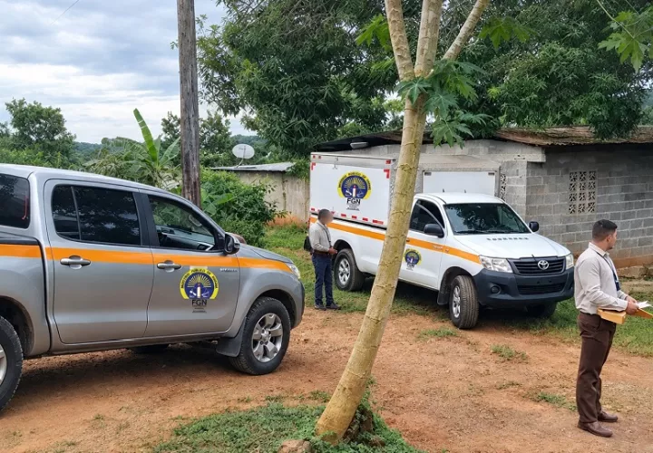 A través de una de las ventanas de la vivienda, los agentes policiales lograron visualizar el cuerpo del hombre tendido sobre el piso. Foto. Eric Montenegro