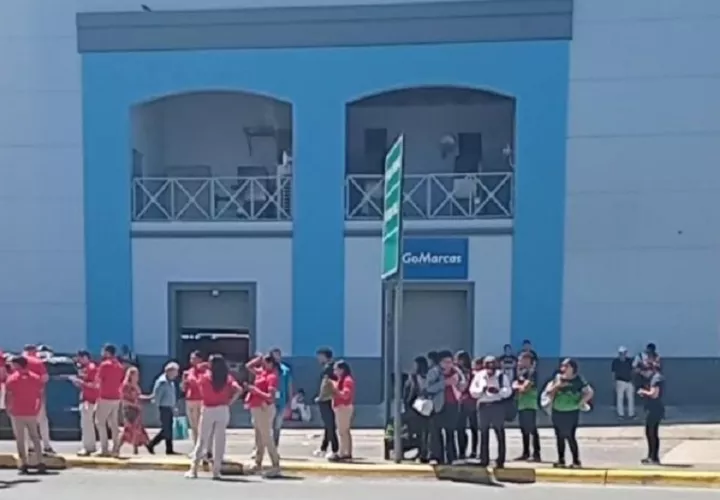 Al ser mediodía, en el momento del temblor, los centros comerciales estaban concurridos. Foto: Pancho Paz